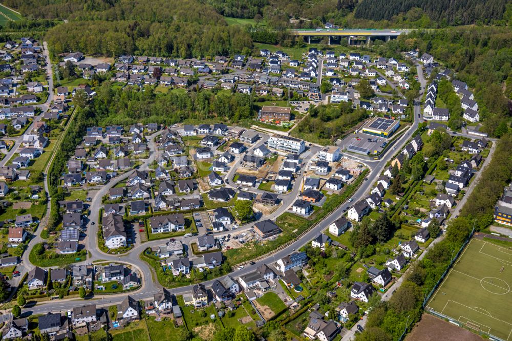 Luftaufnahme Meschede - Baustelle zum Neubau einer Mehrfamilienhaus- Wohnanlage in Meschede im Bundesland Nordrhein-Westfalen, Deutschland