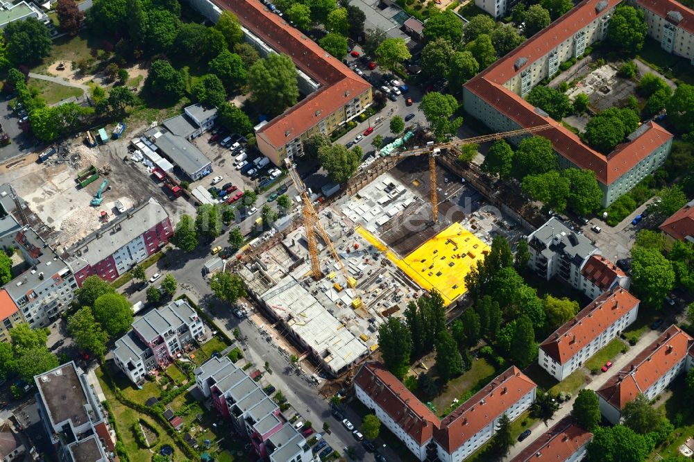 Berlin von oben - Baustelle zum Neubau einer Mehrfamilienhaus-Wohnanlage Mittelstraße - Simon-Bilivar-Straße im Ortsteil Hohenschönhausen in Berlin, Deutschland