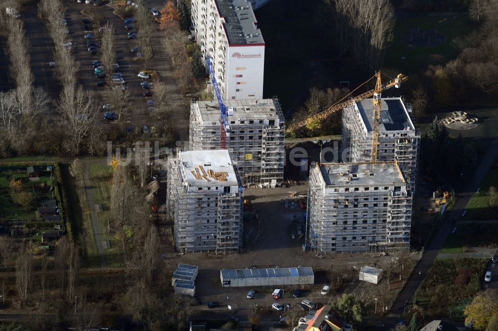 Luftaufnahme Berlin - Baustelle zum Neubau einer Mehrfamilienhaus-Wohnanlage an der Märkischen Allee Ecke Trusetaler Straße im Ortsteil Marzahn in Berlin, Deutschland