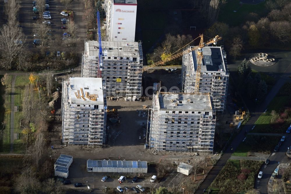 Berlin aus der Vogelperspektive: Baustelle zum Neubau einer Mehrfamilienhaus-Wohnanlage an der Märkischen Allee Ecke Trusetaler Straße im Ortsteil Marzahn in Berlin, Deutschland