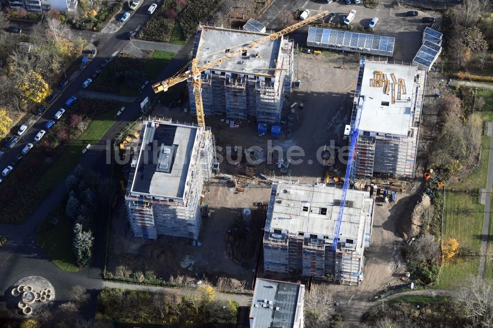 Luftaufnahme Berlin - Baustelle zum Neubau einer Mehrfamilienhaus-Wohnanlage an der Märkischen Allee Ecke Trusetaler Straße im Ortsteil Marzahn in Berlin, Deutschland