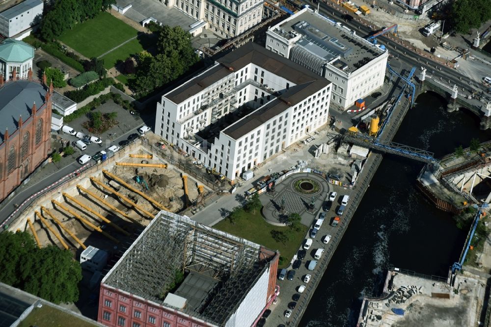 Berlin von oben - Baustelle zum Neubau einer Mehrfamilienhaus-Wohnanlage der MVV GmbH & Co. KG am Schinkelplatz in Berlin