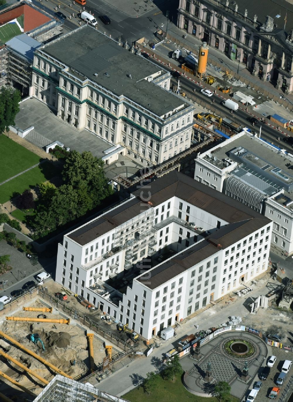 Berlin aus der Vogelperspektive: Baustelle zum Neubau einer Mehrfamilienhaus-Wohnanlage der MVV GmbH & Co. KG am Schinkelplatz in Berlin