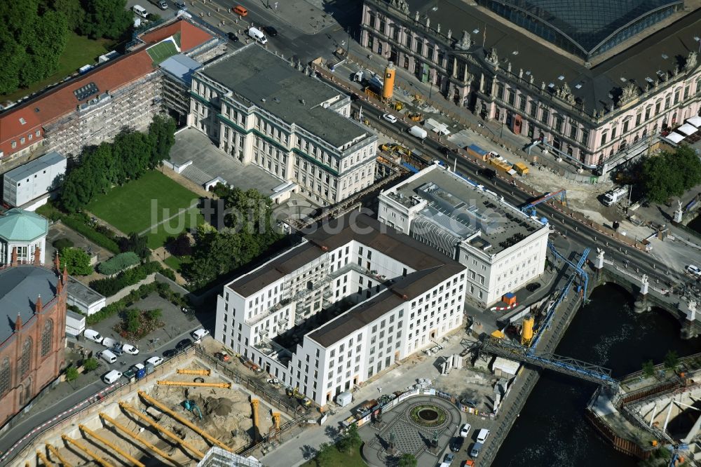 Luftbild Berlin - Baustelle zum Neubau einer Mehrfamilienhaus-Wohnanlage der MVV GmbH & Co. KG am Schinkelplatz in Berlin