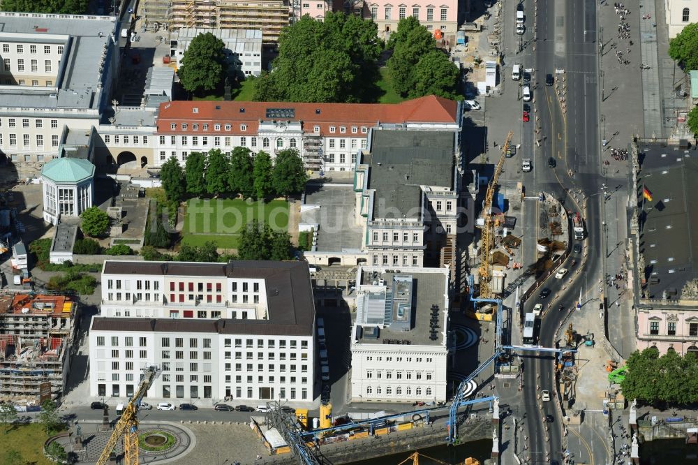 Berlin aus der Vogelperspektive: Baustelle zum Neubau einer Mehrfamilienhaus-Wohnanlage der MVV GmbH & Co. KG am Schinkelplatz in Berlin