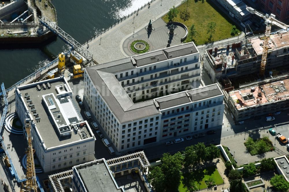 Luftbild Berlin - Baustelle zum Neubau einer Mehrfamilienhaus-Wohnanlage der MVV GmbH & Co. KG am Schinkelplatz in Berlin