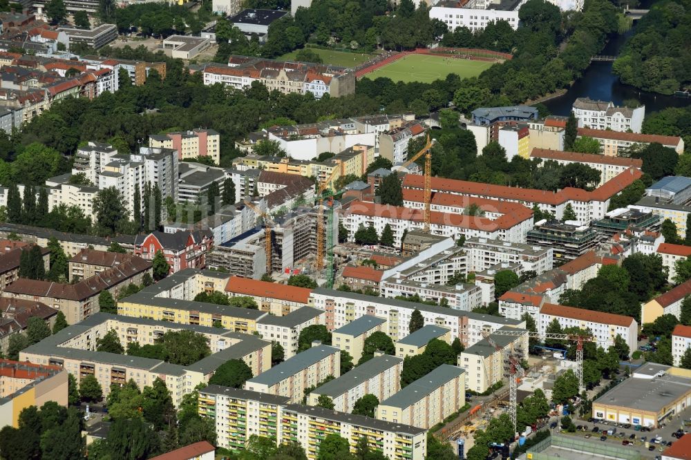 Berlin aus der Vogelperspektive: Baustelle zum Neubau einer Mehrfamilienhaus-Wohnanlage nach Entwürfen HKA Hastrich Keuthage Architekten entlang der Bouchégärten zwischen dem Landwehrkanal und Treptower Park in Berlin, Deutschland