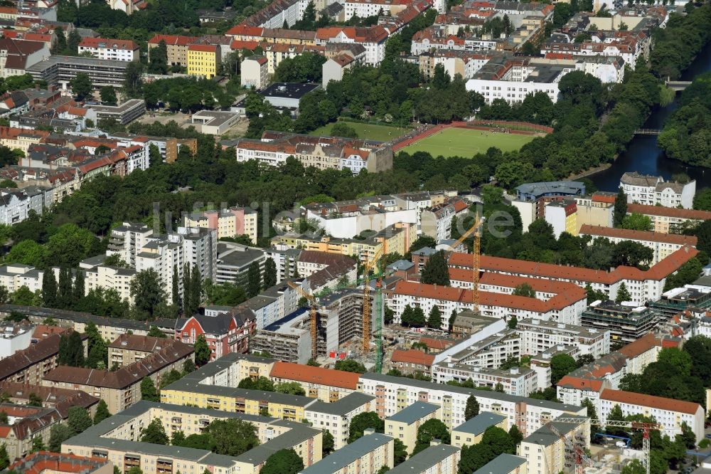 Luftbild Berlin - Baustelle zum Neubau einer Mehrfamilienhaus-Wohnanlage nach Entwürfen HKA Hastrich Keuthage Architekten entlang der Bouchégärten zwischen dem Landwehrkanal und Treptower Park in Berlin, Deutschland