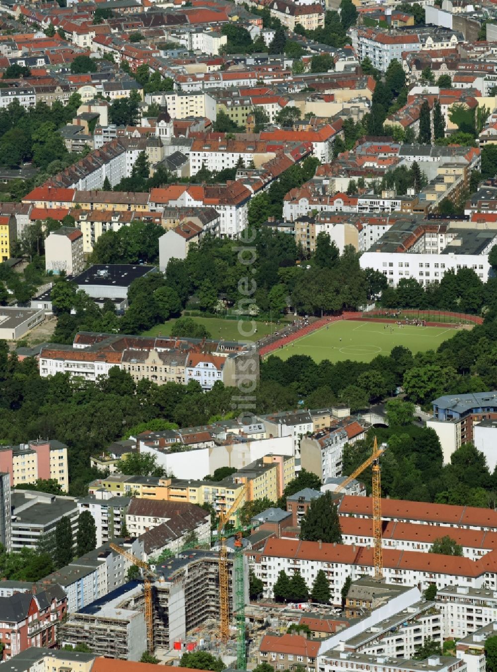 Luftaufnahme Berlin - Baustelle zum Neubau einer Mehrfamilienhaus-Wohnanlage nach Entwürfen HKA Hastrich Keuthage Architekten entlang der Bouchégärten zwischen dem Landwehrkanal und Treptower Park in Berlin, Deutschland