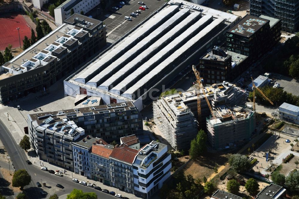 Luftaufnahme Berlin - Baustelle zum Neubau einer Mehrfamilienhaus-Wohnanlage Neu House an der Enckestraße im Ortsteil Kreuzberg in Berlin, Deutschland