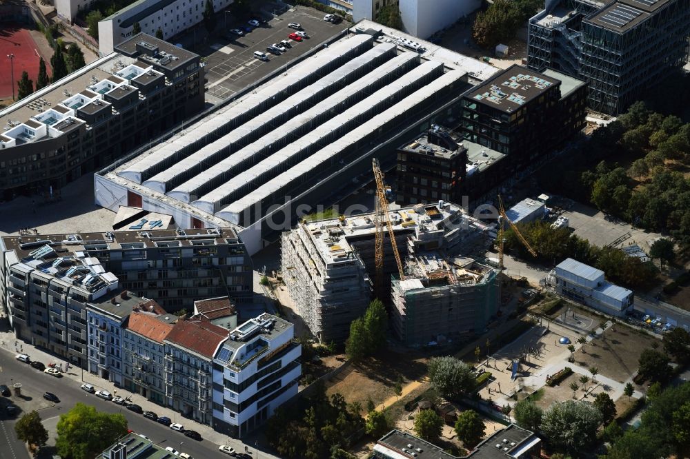 Berlin von oben - Baustelle zum Neubau einer Mehrfamilienhaus-Wohnanlage Neu House an der Enckestraße im Ortsteil Kreuzberg in Berlin, Deutschland