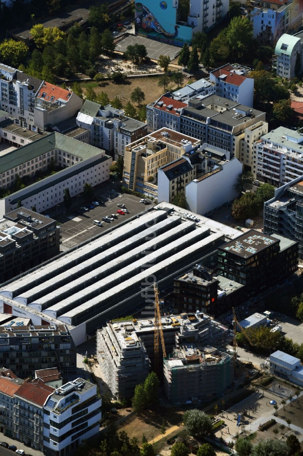 Luftbild Berlin - Baustelle zum Neubau einer Mehrfamilienhaus-Wohnanlage Neu House an der Enckestraße im Ortsteil Kreuzberg in Berlin, Deutschland