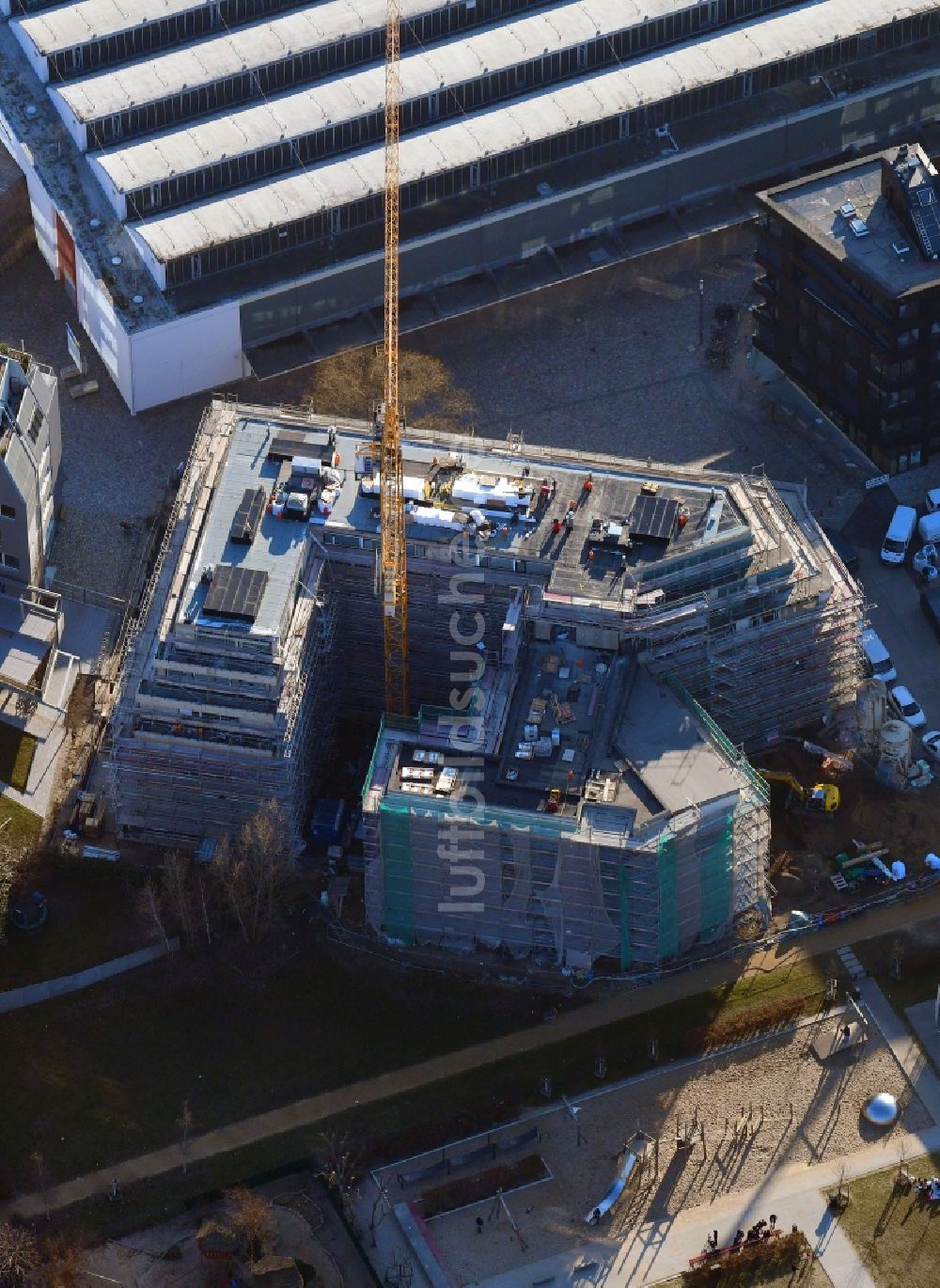 Luftaufnahme Berlin - Baustelle zum Neubau einer Mehrfamilienhaus-Wohnanlage Neu House an der Enckestraße im Ortsteil Kreuzberg in Berlin, Deutschland