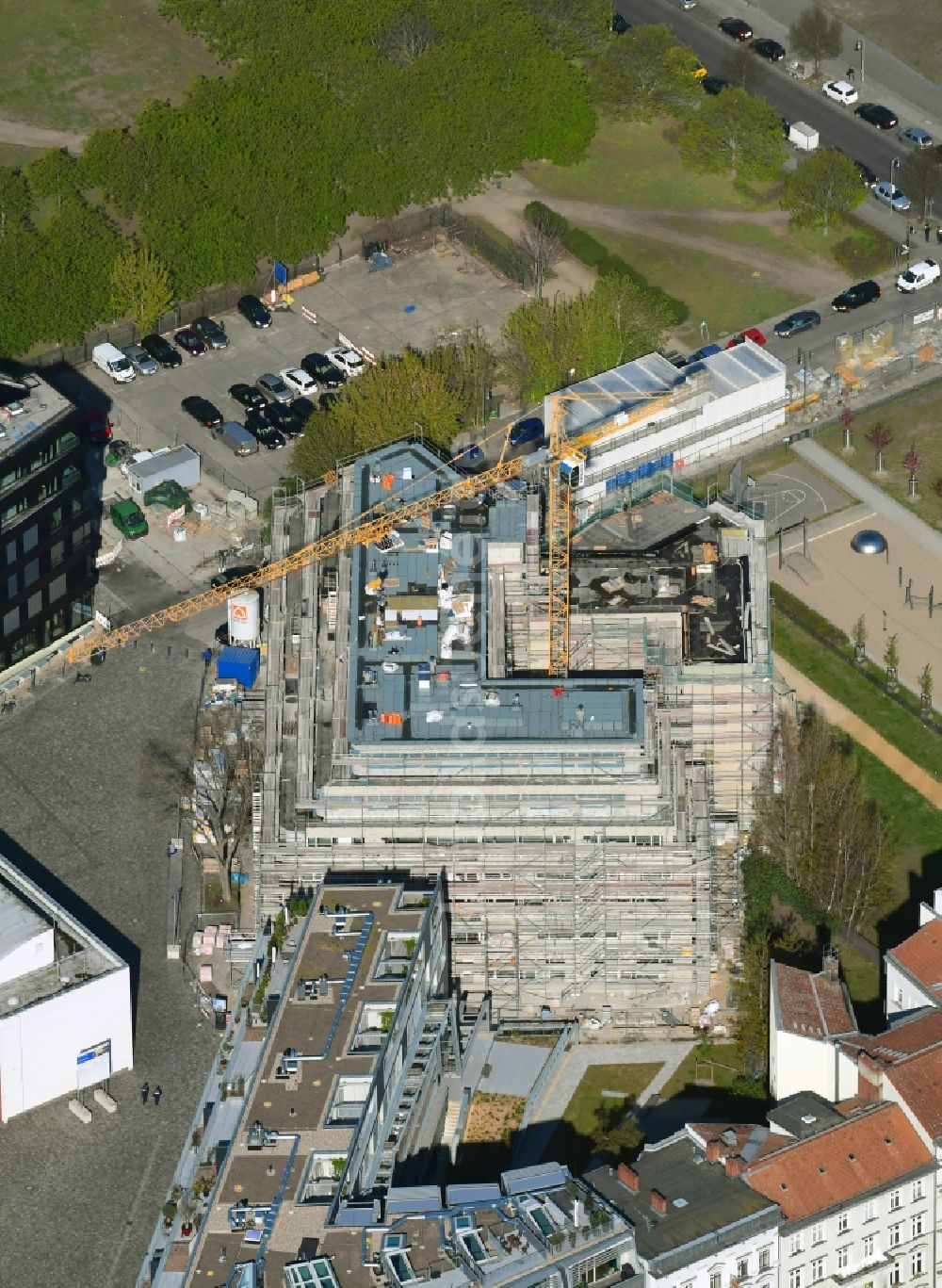 Berlin aus der Vogelperspektive: Baustelle zum Neubau einer Mehrfamilienhaus-Wohnanlage Neu House im Ortsteil Kreuzberg in Berlin, Deutschland