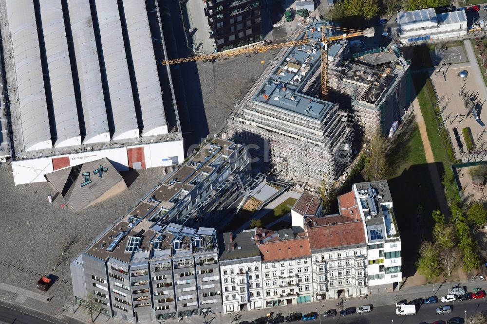 Luftaufnahme Berlin - Baustelle zum Neubau einer Mehrfamilienhaus-Wohnanlage Neu House im Ortsteil Kreuzberg in Berlin, Deutschland