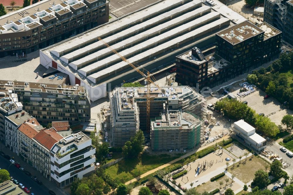 Berlin von oben - Baustelle zum Neubau einer Mehrfamilienhaus-Wohnanlage Neu House im Ortsteil Kreuzberg in Berlin, Deutschland