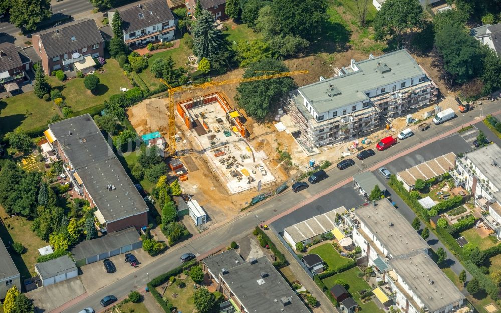 Eppinghoven aus der Vogelperspektive: Baustelle zum Neubau einer Mehrfamilienhaus-Wohnanlage der Neubauplanungsgesellschaft von Salm-Hoogstraeten mbH an der Joseph-von-Eichendorff-Straße in Eppinghoven im Bundesland Nordrhein-Westfalen - NRW, Deutschland