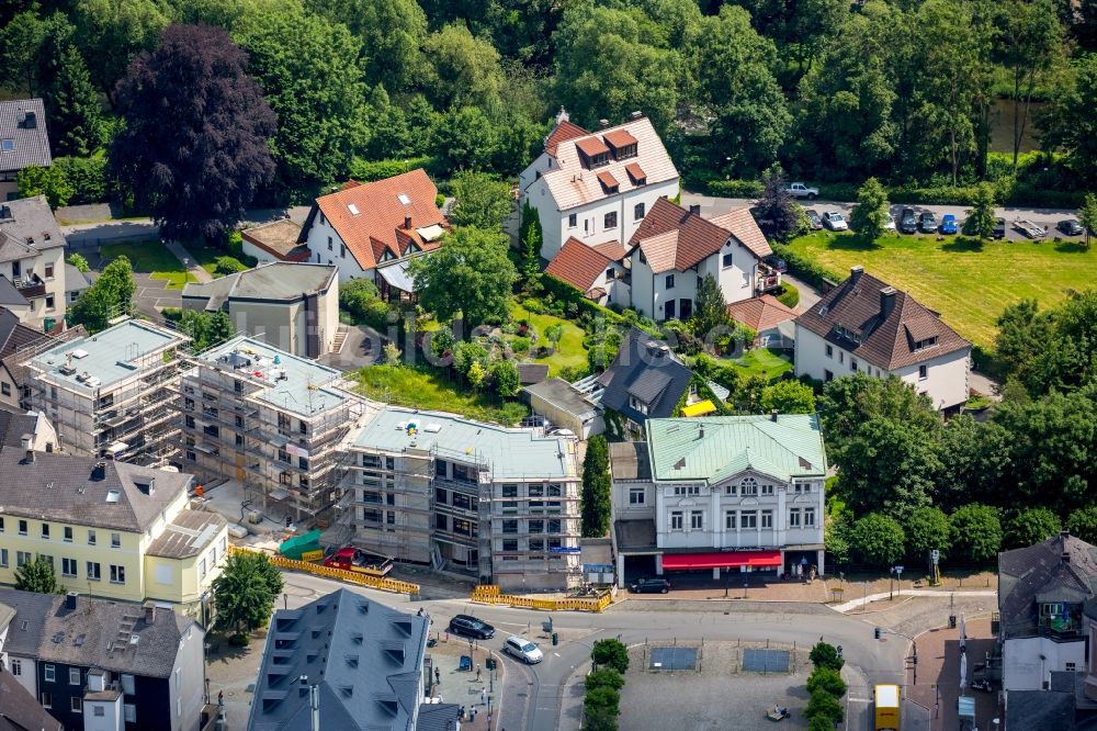 Luftaufnahme Arnsberg - Baustelle zum Neubau einer Mehrfamilienhaus-Wohnanlage Am Neumarkt in Arnsberg im Bundesland Nordrhein-Westfalen