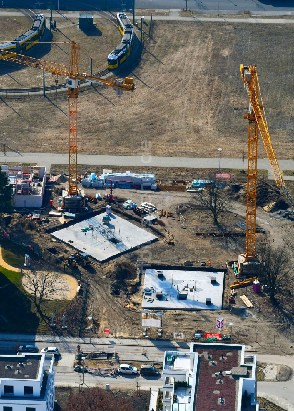 Berlin aus der Vogelperspektive: Baustelle zum Neubau einer Mehrfamilienhaus-Wohnanlage Newtonstraße - Alexander-von-Humboldt-Straße im Ortsteil Johannisthal in Berlin, Deutschland