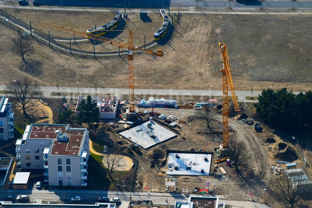 Luftaufnahme Berlin - Baustelle zum Neubau einer Mehrfamilienhaus-Wohnanlage Newtonstraße - Alexander-von-Humboldt-Straße im Ortsteil Johannisthal in Berlin, Deutschland