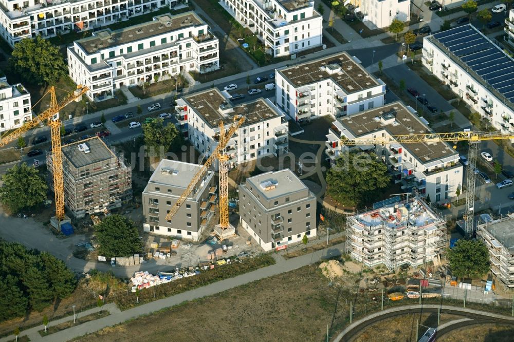 Luftaufnahme Berlin - Baustelle zum Neubau einer Mehrfamilienhaus-Wohnanlage Newtonstraße - Alexander-von-Humboldt-Straße im Ortsteil Johannisthal in Berlin, Deutschland