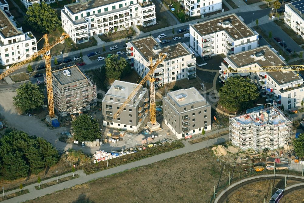 Berlin von oben - Baustelle zum Neubau einer Mehrfamilienhaus-Wohnanlage Newtonstraße - Alexander-von-Humboldt-Straße im Ortsteil Johannisthal in Berlin, Deutschland