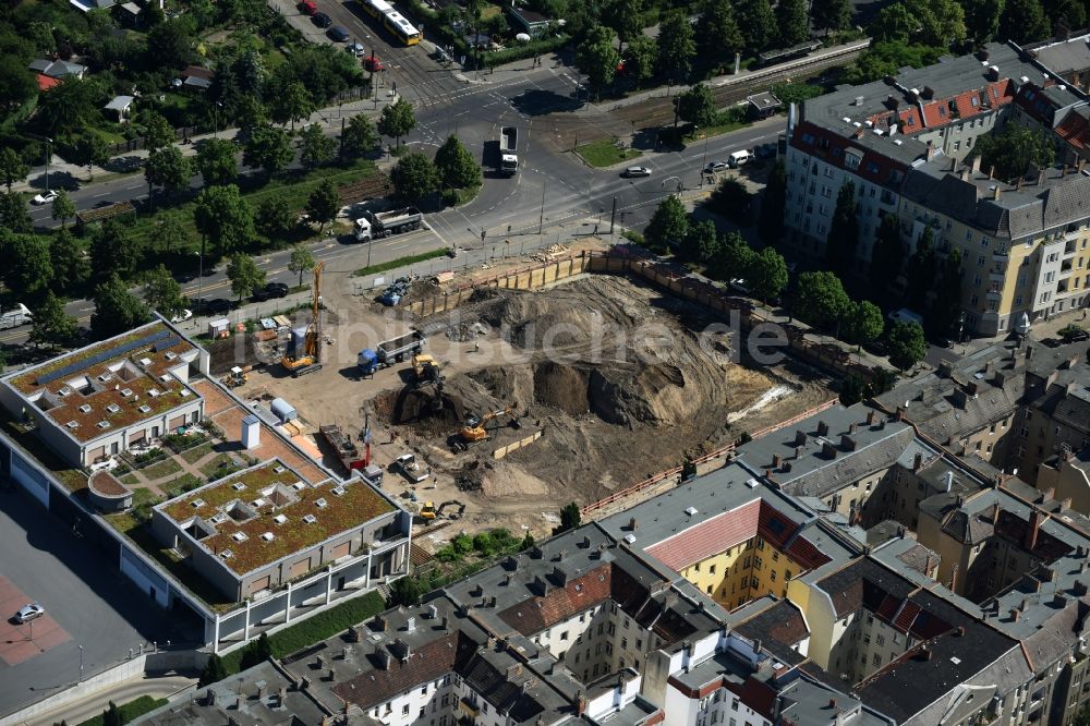 Berlin von oben - Baustelle zum Neubau einer Mehrfamilienhaus-Wohnanlage nio im Stadtteil Prenzlauer Berg in Berlin