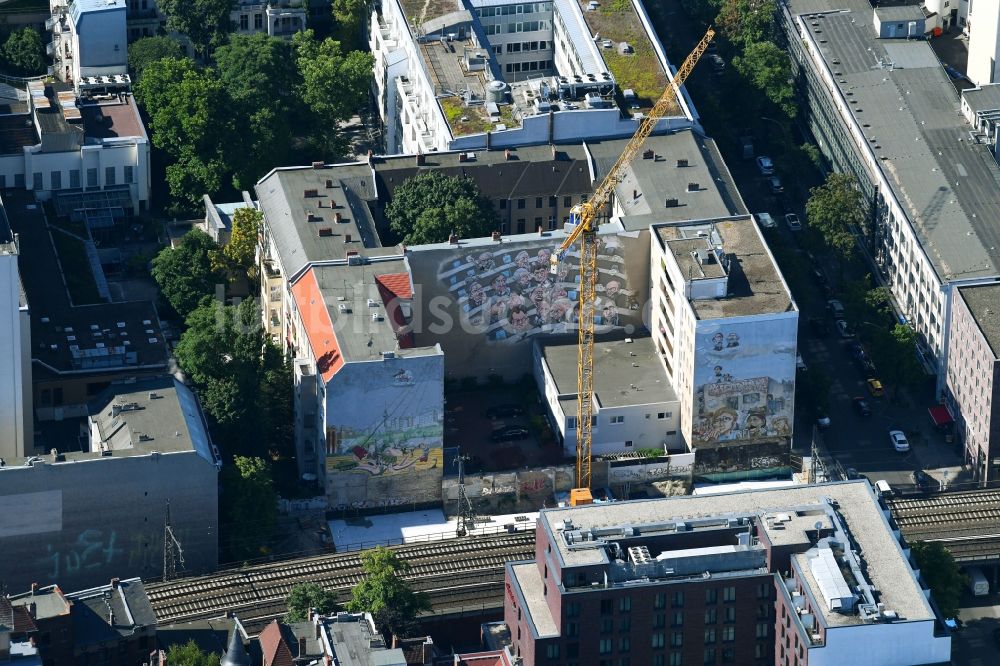 Luftbild Berlin - Baustelle zum Neubau einer Mehrfamilienhaus-Wohnanlage im Ortsteil Charlottenburg-Wilmersdorf in Berlin, Deutschland