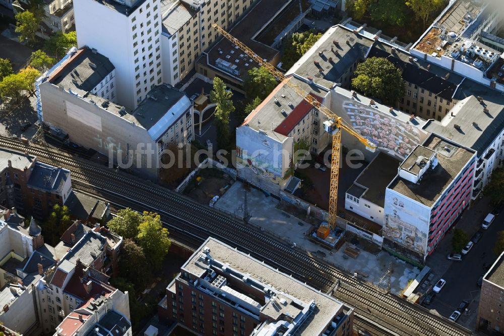 Luftbild Berlin - Baustelle zum Neubau einer Mehrfamilienhaus-Wohnanlage im Ortsteil Charlottenburg-Wilmersdorf in Berlin, Deutschland