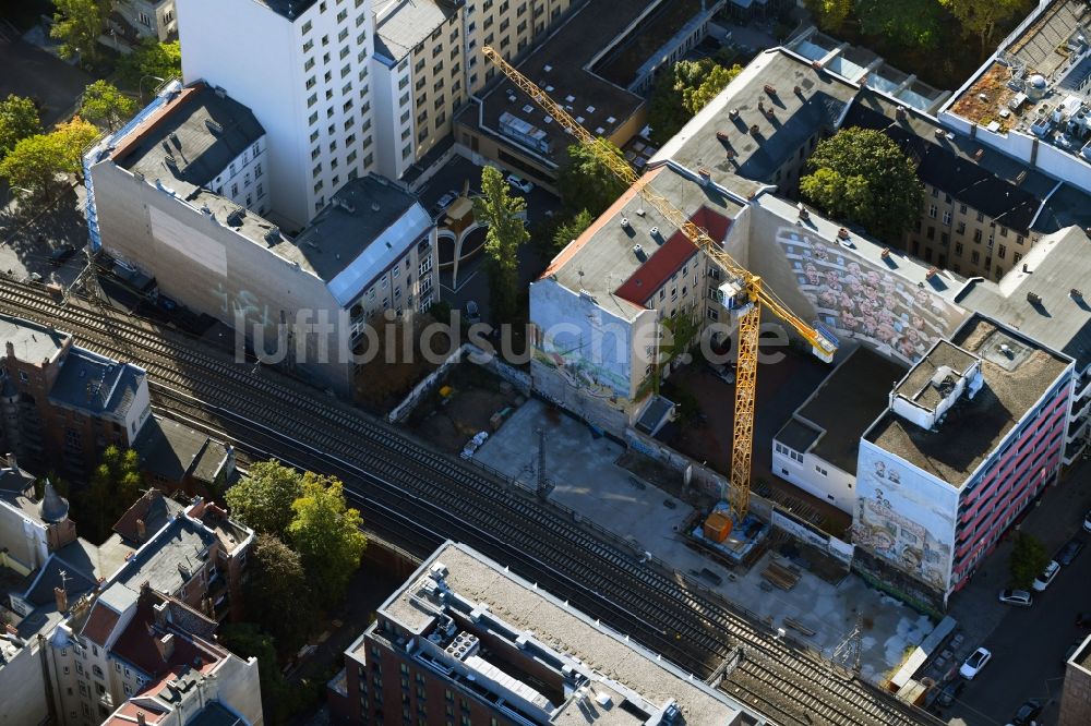 Berlin von oben - Baustelle zum Neubau einer Mehrfamilienhaus-Wohnanlage im Ortsteil Charlottenburg-Wilmersdorf in Berlin, Deutschland