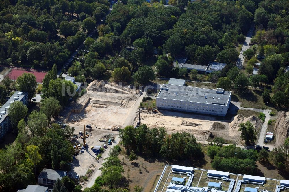 Luftbild Berlin - Baustelle zum Neubau einer Mehrfamilienhaus-Wohnanlage im Ortsteil Friedrichshagen in Berlin, Deutschland