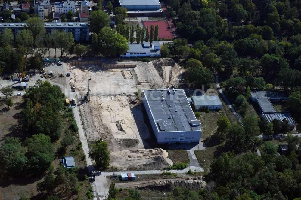 Luftaufnahme Berlin - Baustelle zum Neubau einer Mehrfamilienhaus-Wohnanlage im Ortsteil Friedrichshagen in Berlin, Deutschland