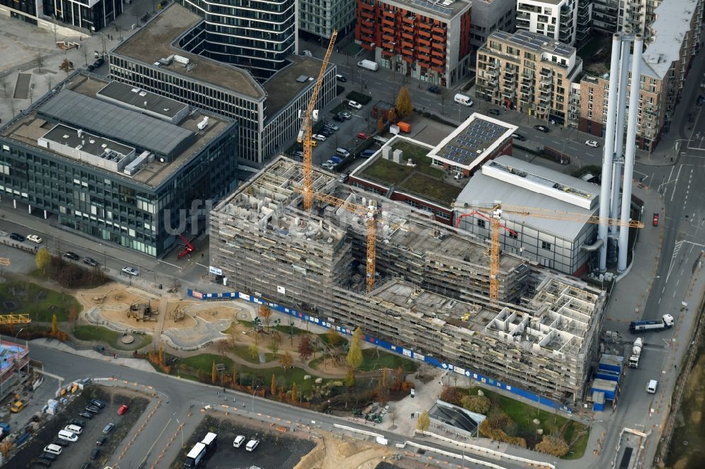 Hamburg von oben - Baustelle zum Neubau einer Mehrfamilienhaus-Wohnanlage im Ortsteil Hafencity in Hamburg