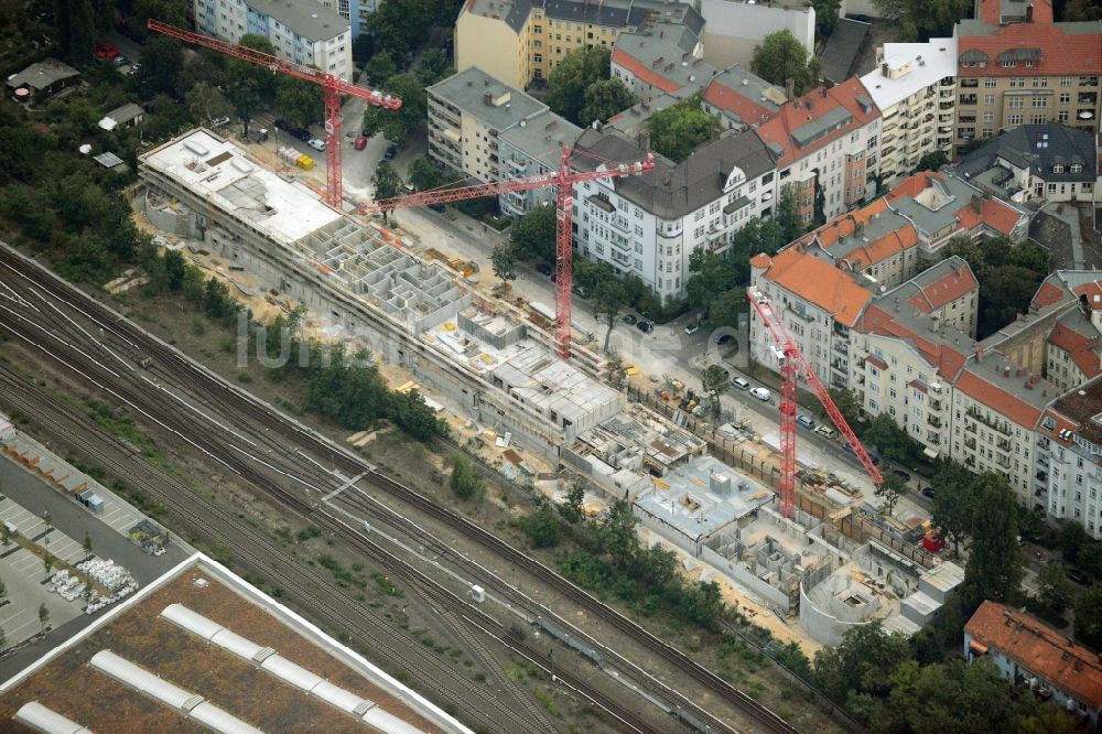 Berlin von oben - Baustelle zum Neubau einer Mehrfamilienhaus-Wohnanlage im Ortsteil Halensee im Bezirk Charlottenburg-Wilmersdorf in Berlin