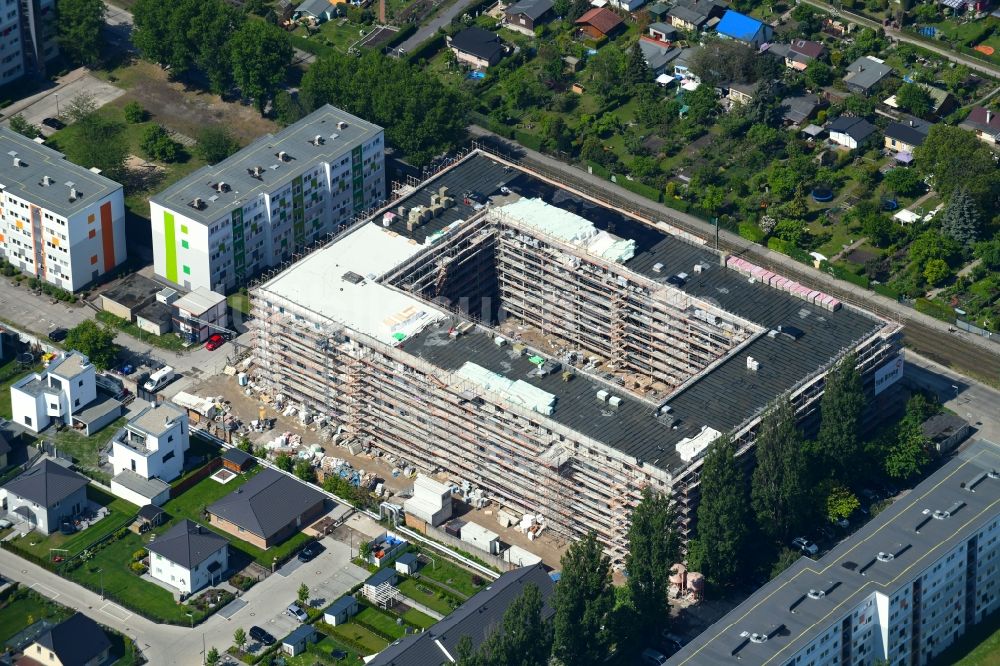 Luftbild Berlin - Baustelle zum Neubau einer Mehrfamilienhaus-Wohnanlage im Ortsteil Hohenschönhausen in Berlin, Deutschland