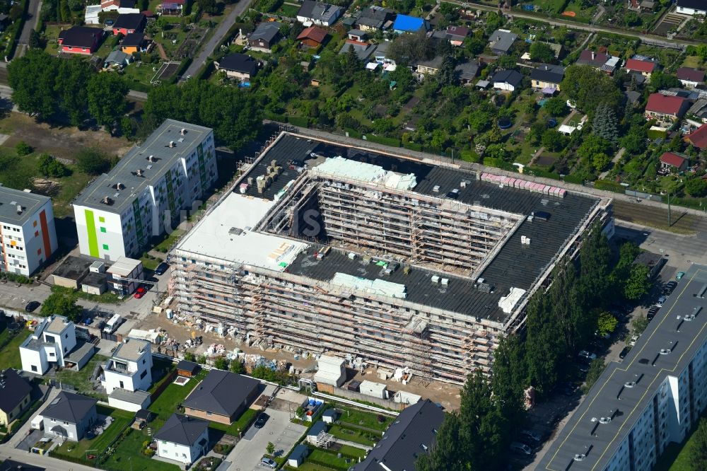 Berlin von oben - Baustelle zum Neubau einer Mehrfamilienhaus-Wohnanlage im Ortsteil Hohenschönhausen in Berlin, Deutschland