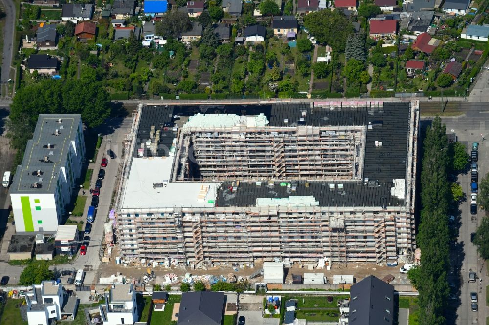 Berlin aus der Vogelperspektive: Baustelle zum Neubau einer Mehrfamilienhaus-Wohnanlage im Ortsteil Hohenschönhausen in Berlin, Deutschland