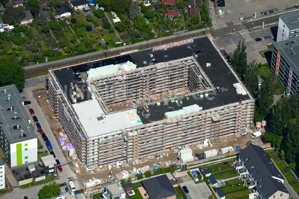 Luftbild Berlin - Baustelle zum Neubau einer Mehrfamilienhaus-Wohnanlage im Ortsteil Hohenschönhausen in Berlin, Deutschland