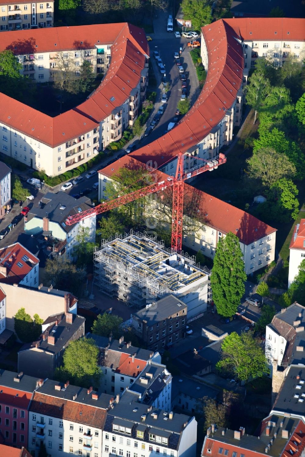 Luftaufnahme Berlin - Baustelle zum Neubau einer Mehrfamilienhaus-Wohnanlage im Ortsteil Köpenick in Berlin, Deutschland