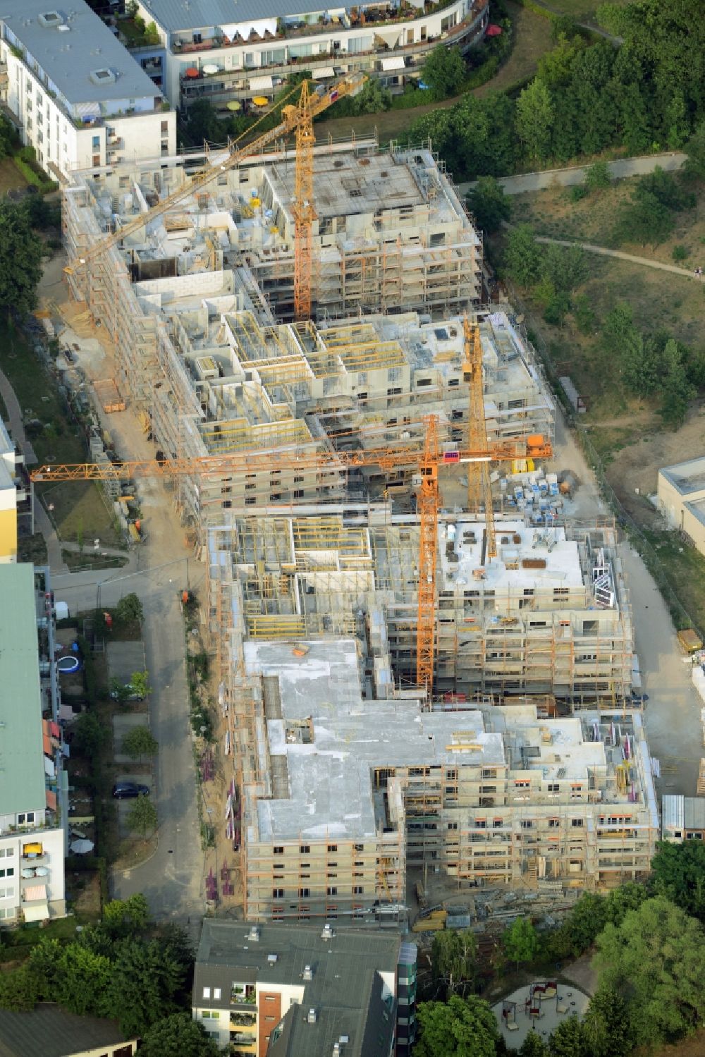 Luftaufnahme Berlin - Baustelle zum Neubau einer Mehrfamilienhaus-Wohnanlage im Ortsteil Köpenick im Bezirk Treptow-Köpenick in Berlin