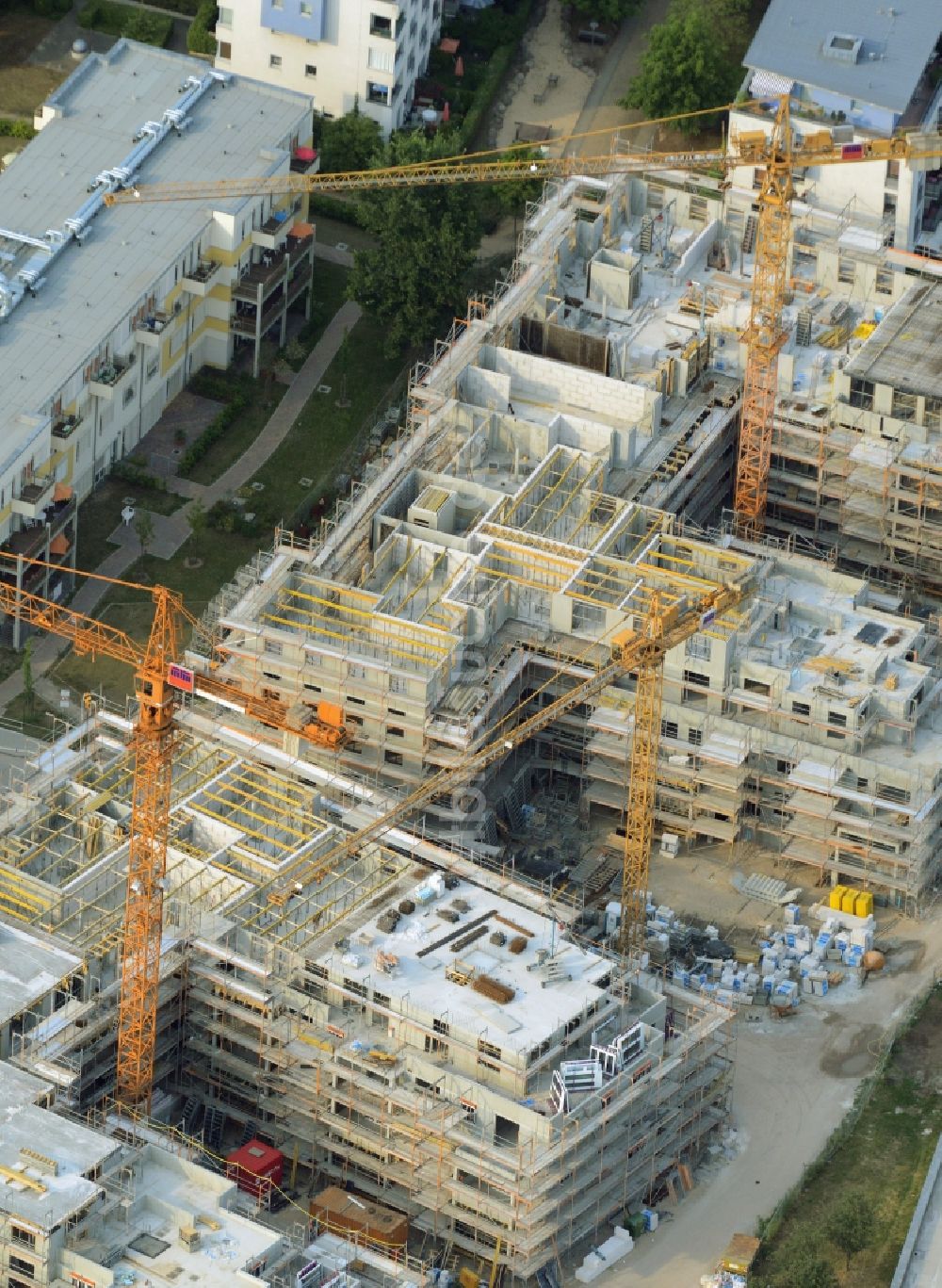 Berlin aus der Vogelperspektive: Baustelle zum Neubau einer Mehrfamilienhaus-Wohnanlage im Ortsteil Köpenick im Bezirk Treptow-Köpenick in Berlin