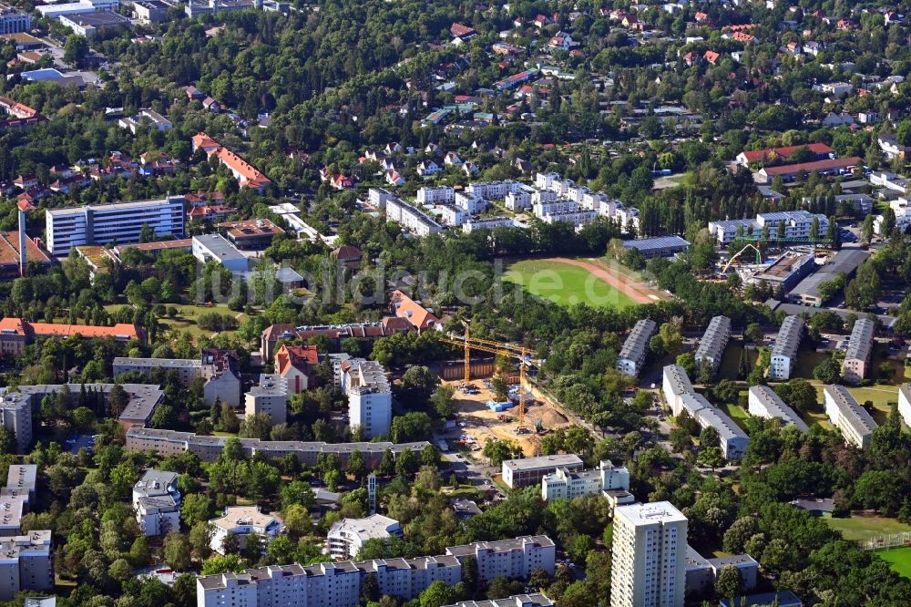 Berlin aus der Vogelperspektive: Baustelle zum Neubau einer Mehrfamilienhaus-Wohnanlage im Ortsteil Lankwitz in Berlin, Deutschland