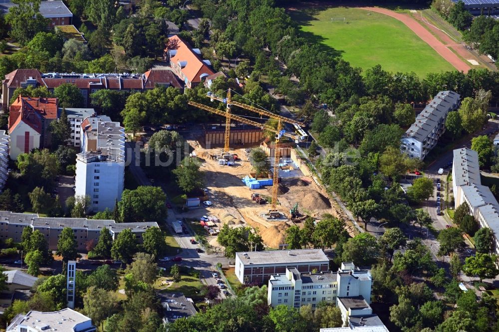 Luftbild Berlin - Baustelle zum Neubau einer Mehrfamilienhaus-Wohnanlage im Ortsteil Lankwitz in Berlin, Deutschland