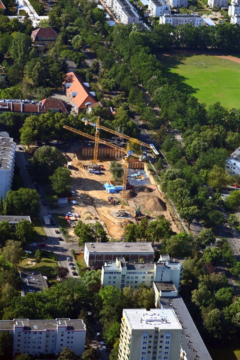 Luftaufnahme Berlin - Baustelle zum Neubau einer Mehrfamilienhaus-Wohnanlage im Ortsteil Lankwitz in Berlin, Deutschland