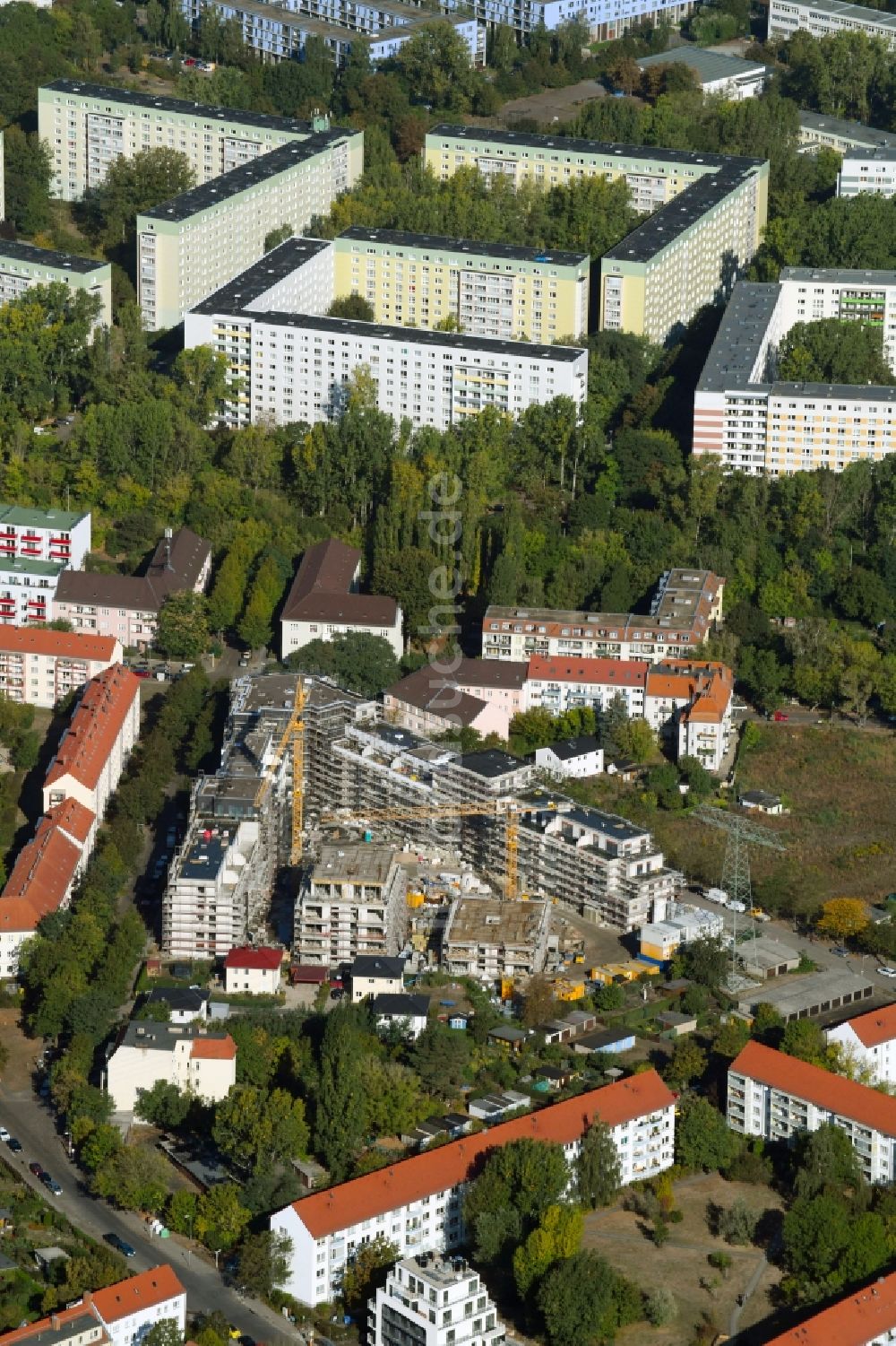 Luftaufnahme Berlin - Baustelle zum Neubau einer Mehrfamilienhaus-Wohnanlage im Ortsteil Lichtenberg in Berlin, Deutschland