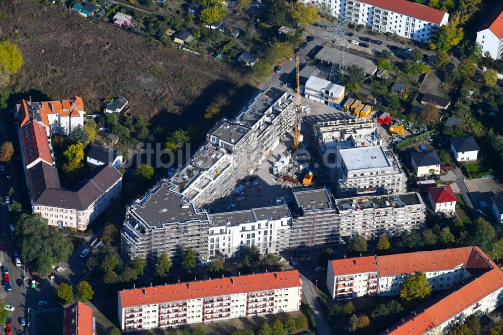 Luftaufnahme Berlin - Baustelle zum Neubau einer Mehrfamilienhaus-Wohnanlage im Ortsteil Lichtenberg in Berlin, Deutschland