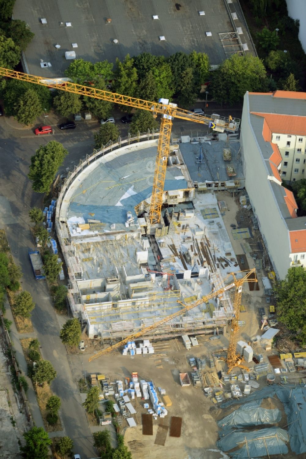 Luftaufnahme Berlin - Baustelle zum Neubau einer Mehrfamilienhaus-Wohnanlage im Ortsteil Niederschöneweide im Bezirk Treptow-Köpenick in Berlin