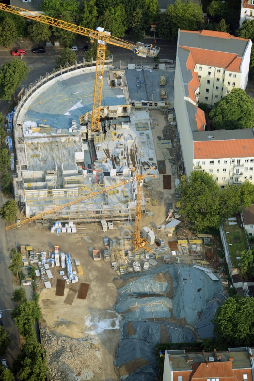 Berlin von oben - Baustelle zum Neubau einer Mehrfamilienhaus-Wohnanlage im Ortsteil Niederschöneweide im Bezirk Treptow-Köpenick in Berlin