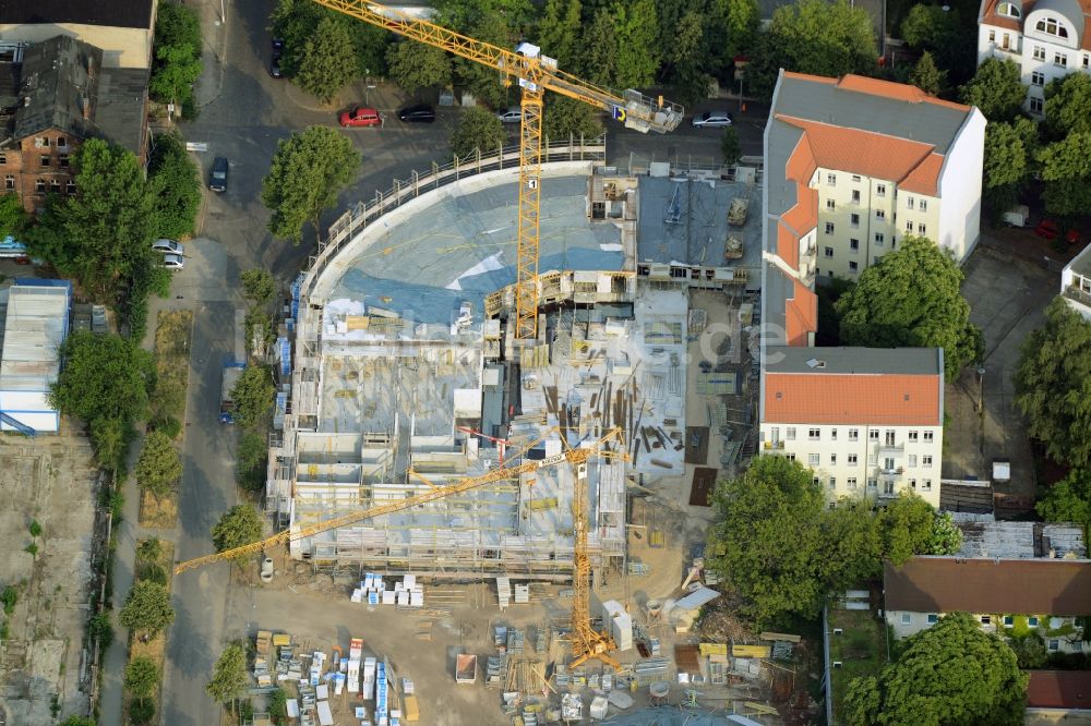 Berlin aus der Vogelperspektive: Baustelle zum Neubau einer Mehrfamilienhaus-Wohnanlage im Ortsteil Niederschöneweide im Bezirk Treptow-Köpenick in Berlin