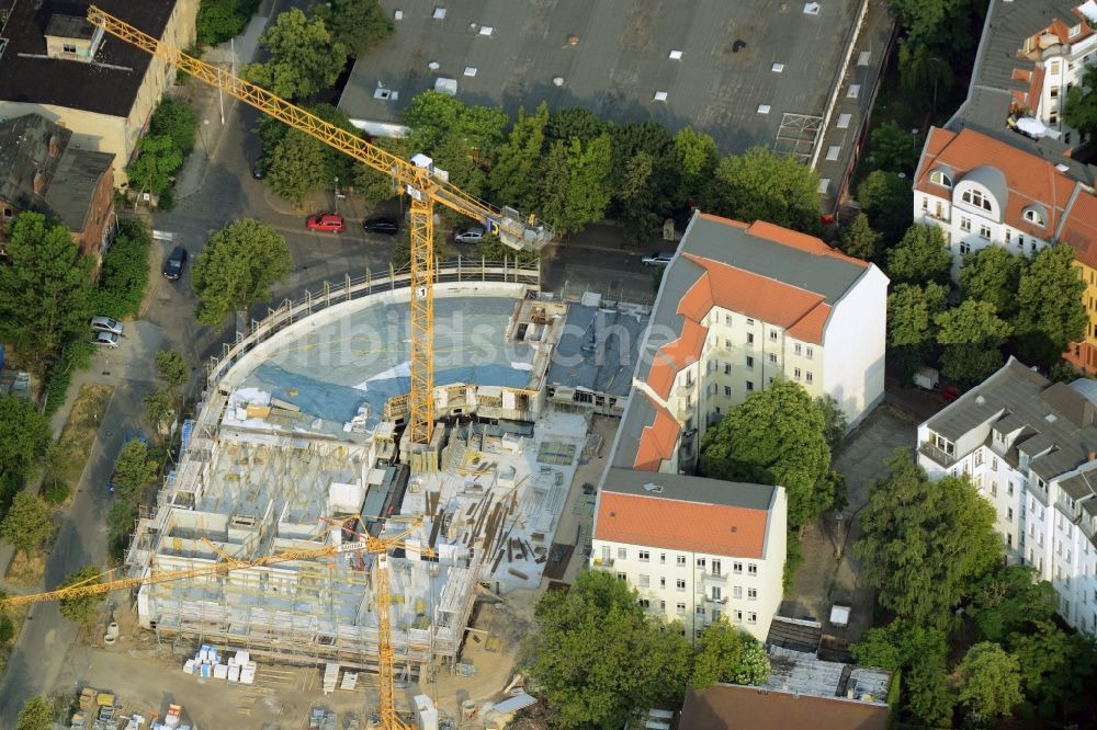 Luftbild Berlin - Baustelle zum Neubau einer Mehrfamilienhaus-Wohnanlage im Ortsteil Niederschöneweide im Bezirk Treptow-Köpenick in Berlin